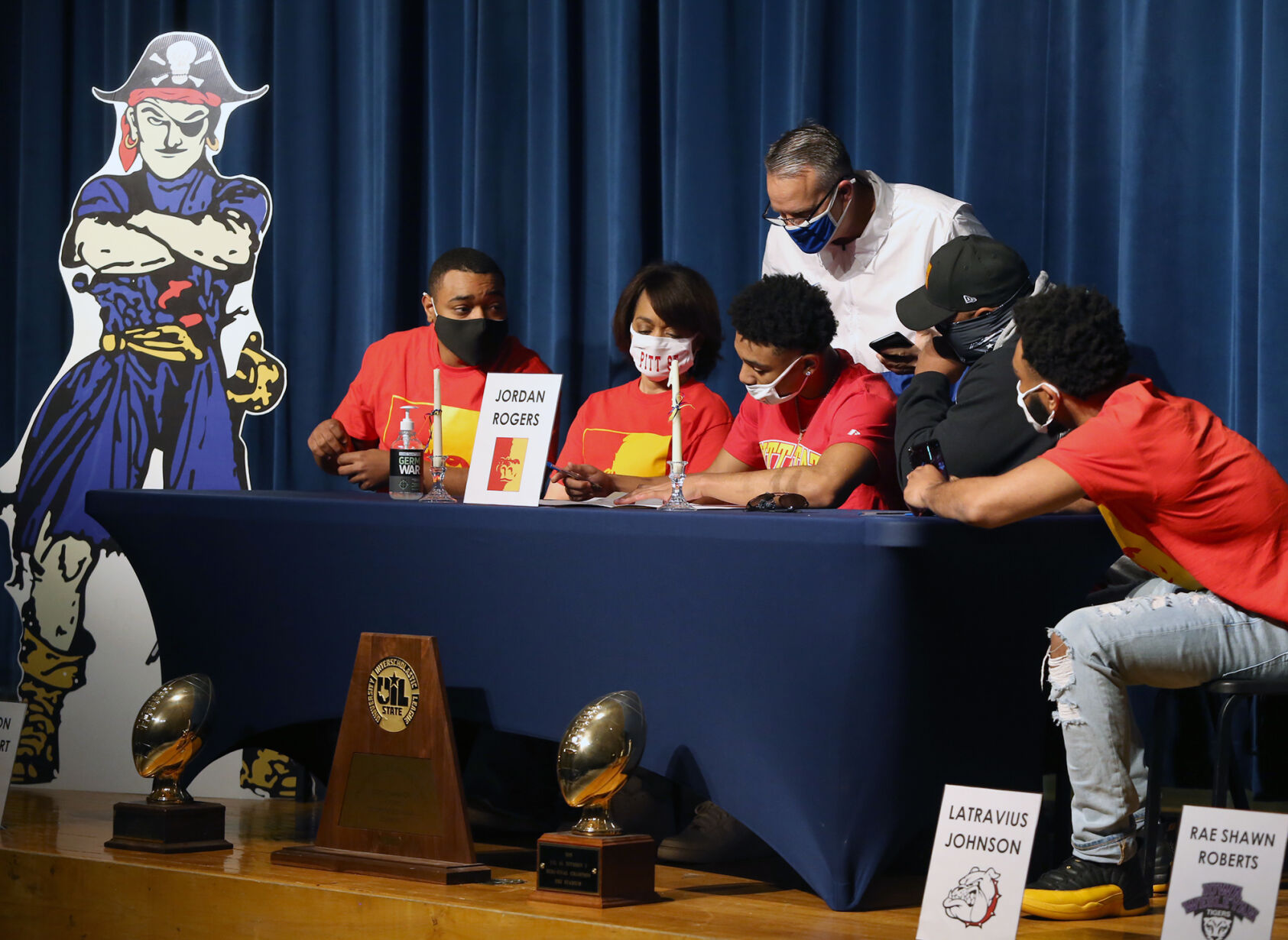 020421-wac-spt-lavega=signing-jl9.JPG